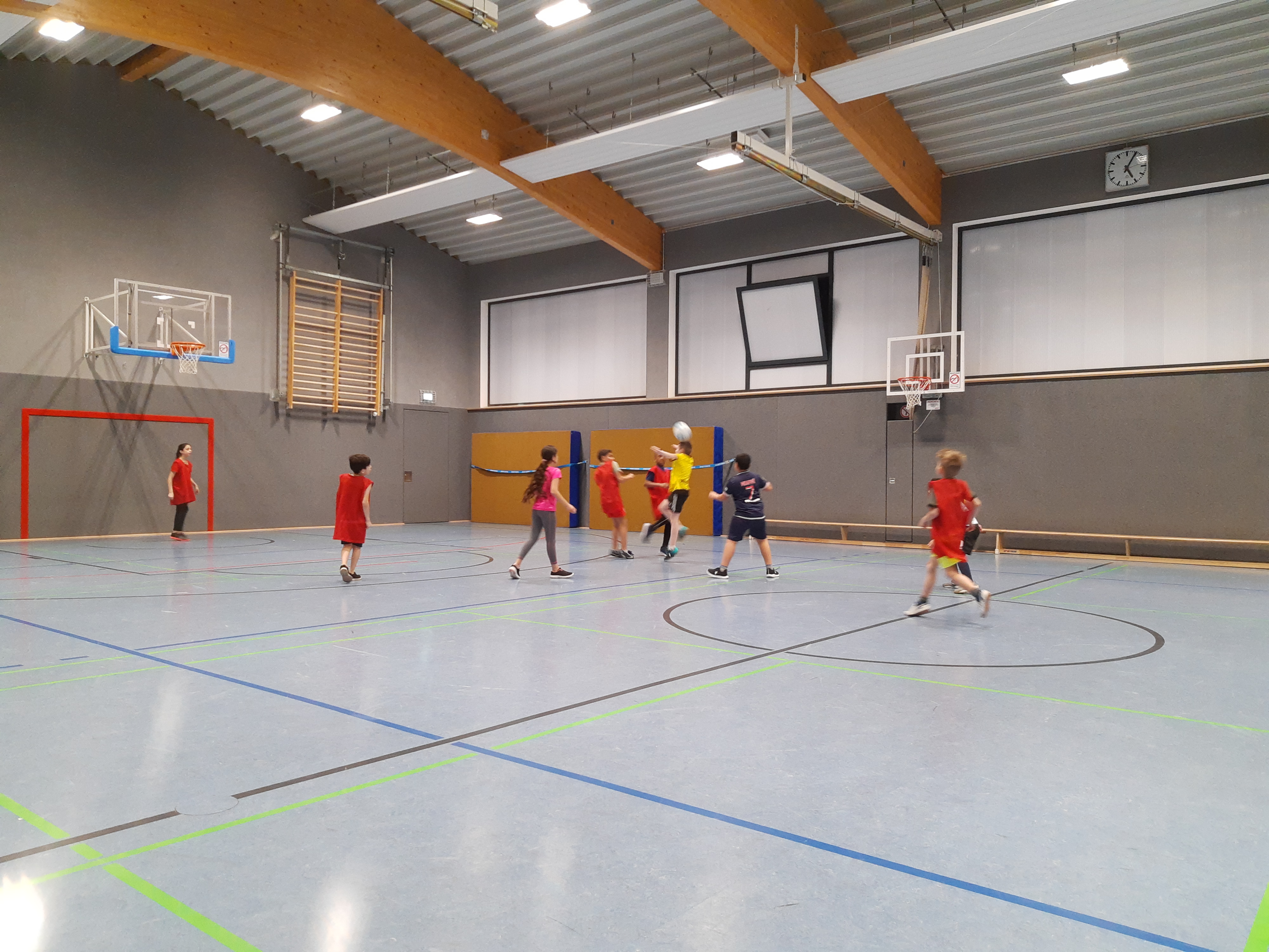 Kinder spielen Fußball