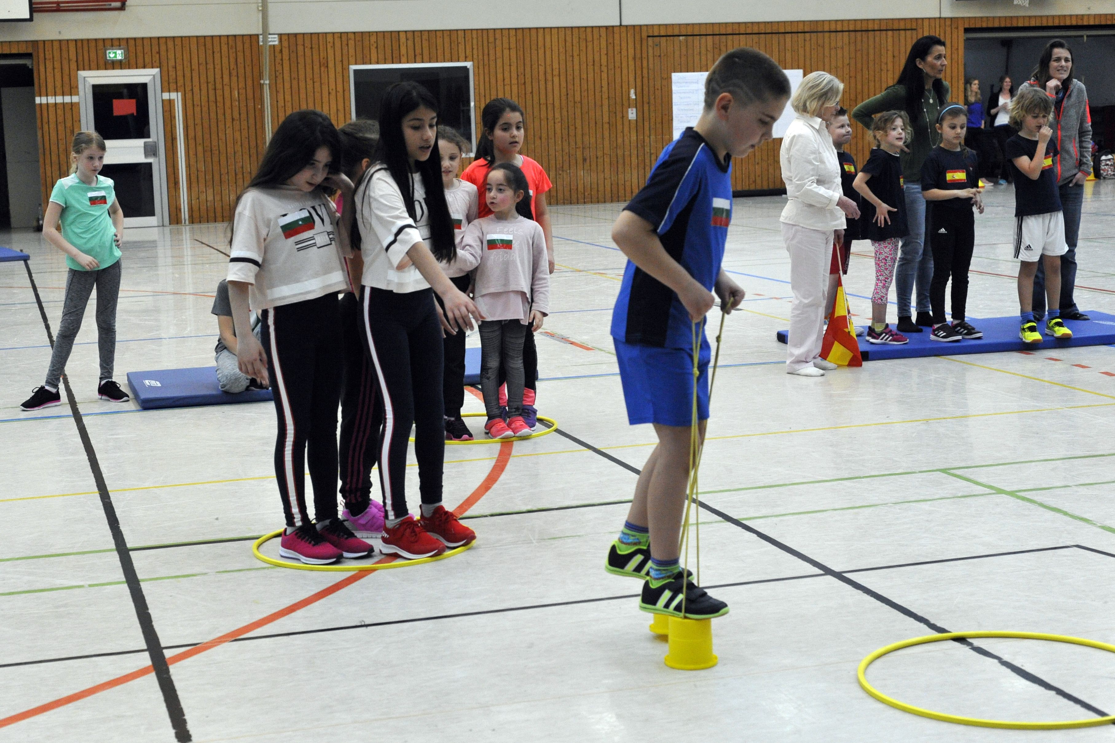 Kinder machen eine Aufgaben beim "Team gewinnt!"-Cup