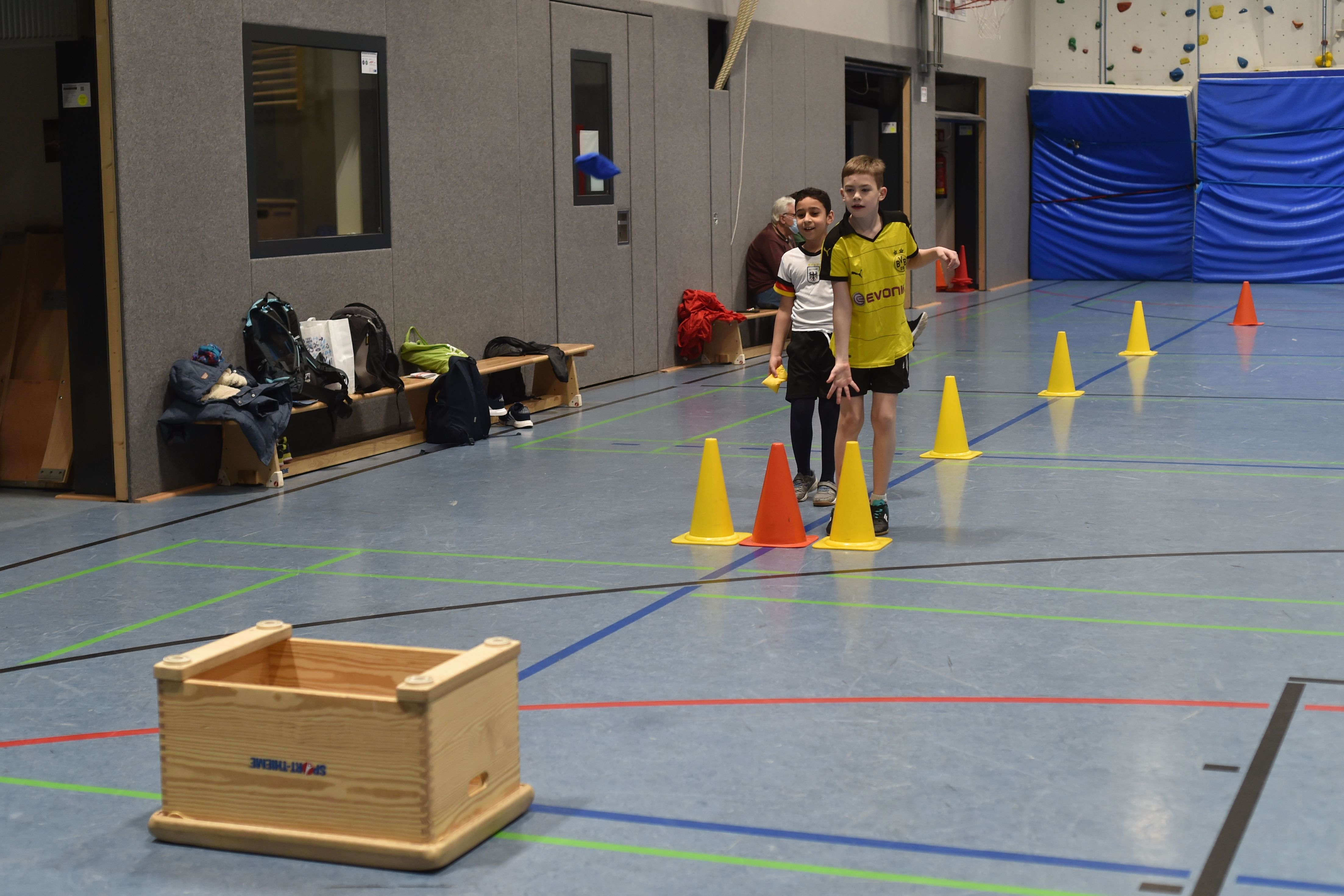 Kinder spielen Basketball