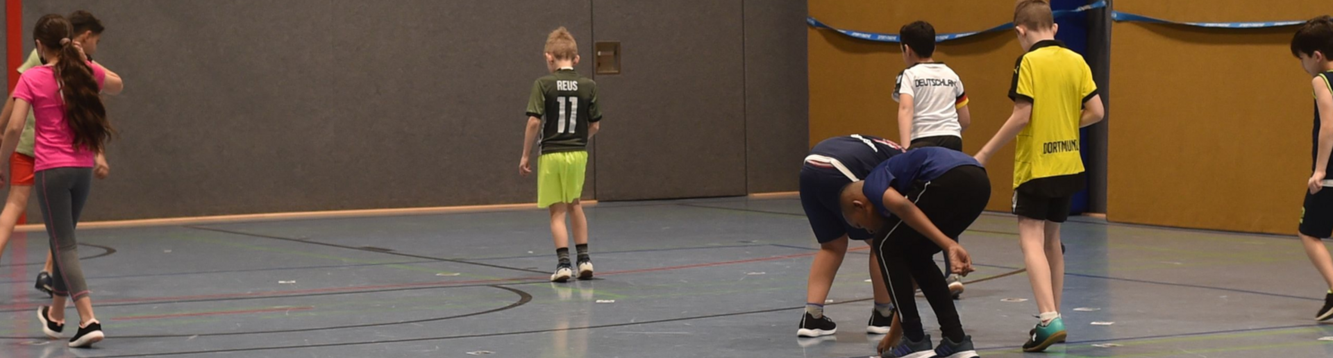 Kinder spielen beim "Sport vor Ort"-Cup Fußball