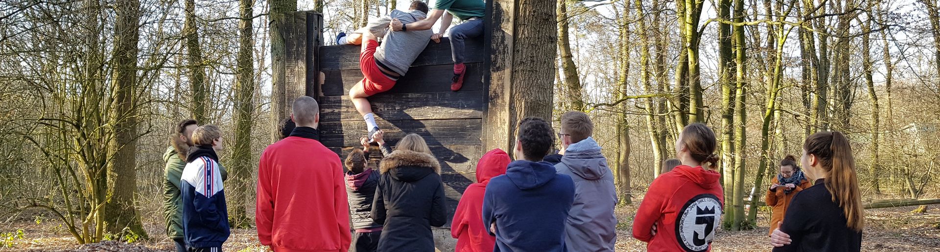 FSJler machen Vertrauensübungen