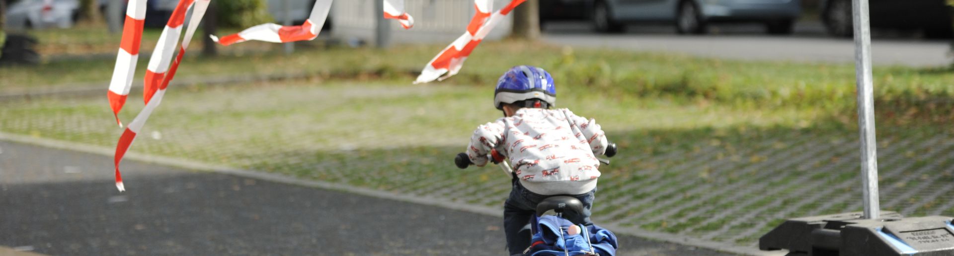 Kind fährt durch Flattervorhang