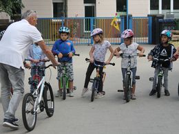 Übungsleiter zeigt Kindern das Bremsen