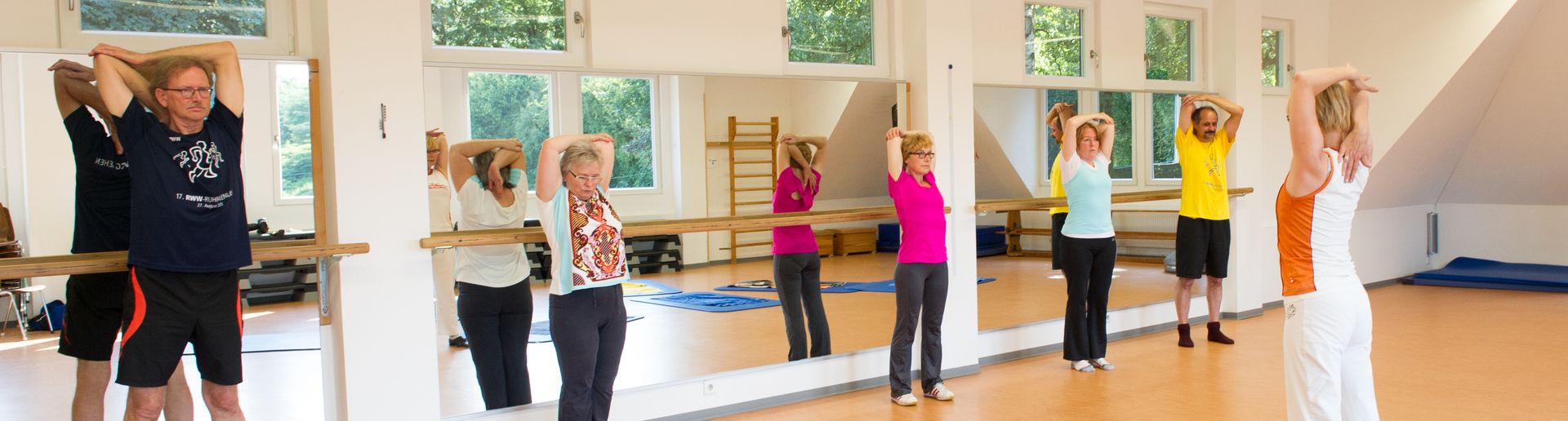 Erwachsene und Senior*innen machen Sport