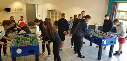 FSJler beim Kickern