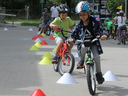 Kinder üben Slalom fahren