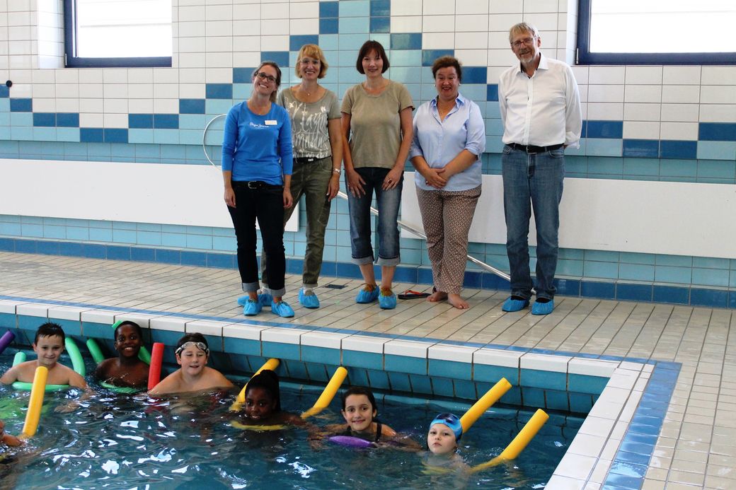 Gruppenbild mit Kindern im Wasser