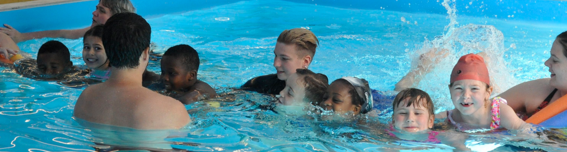 Vorschulkinder plantschen im Wasser