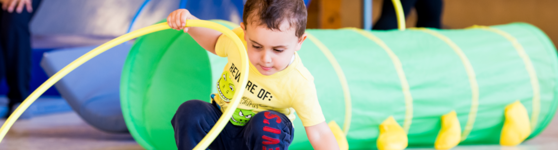 Kind spielt mit einem Hula Hoop Reifen