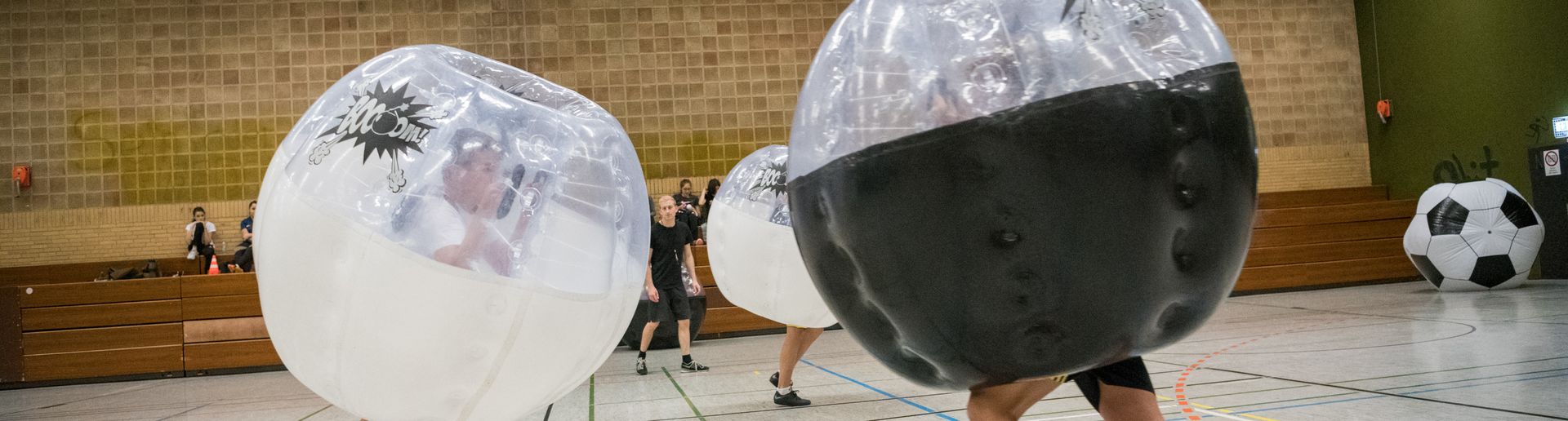 Jugendliche spielen Bubble Ball