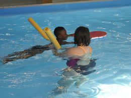 Vorschulkind lernt schwimmen