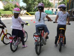 Kinder warten mit ihren Fahrrädern bis sie losfahren dürfen