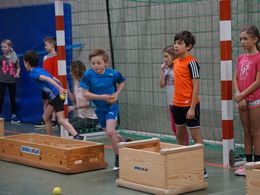 Kinder laufen durch die Sporthalle