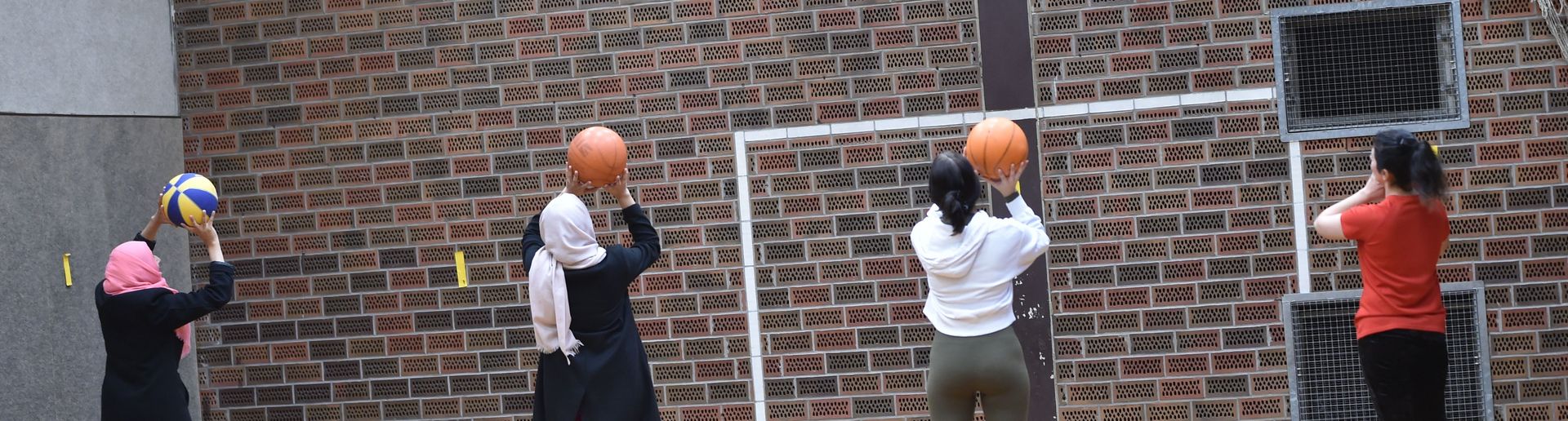 Frauen üben Basketball spielen