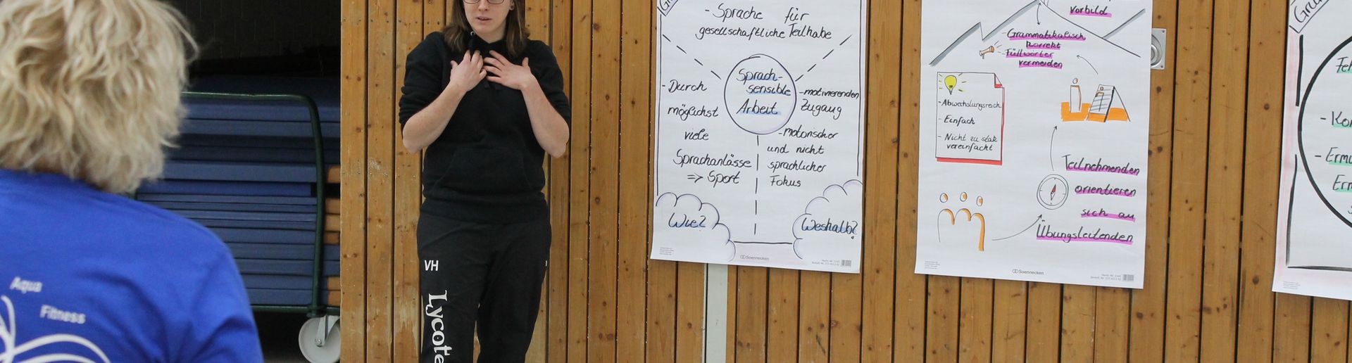 Referent erklärt anhand von Plakaten die Theorie