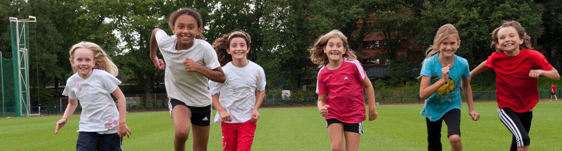 Kinder rennen über eine Wiese